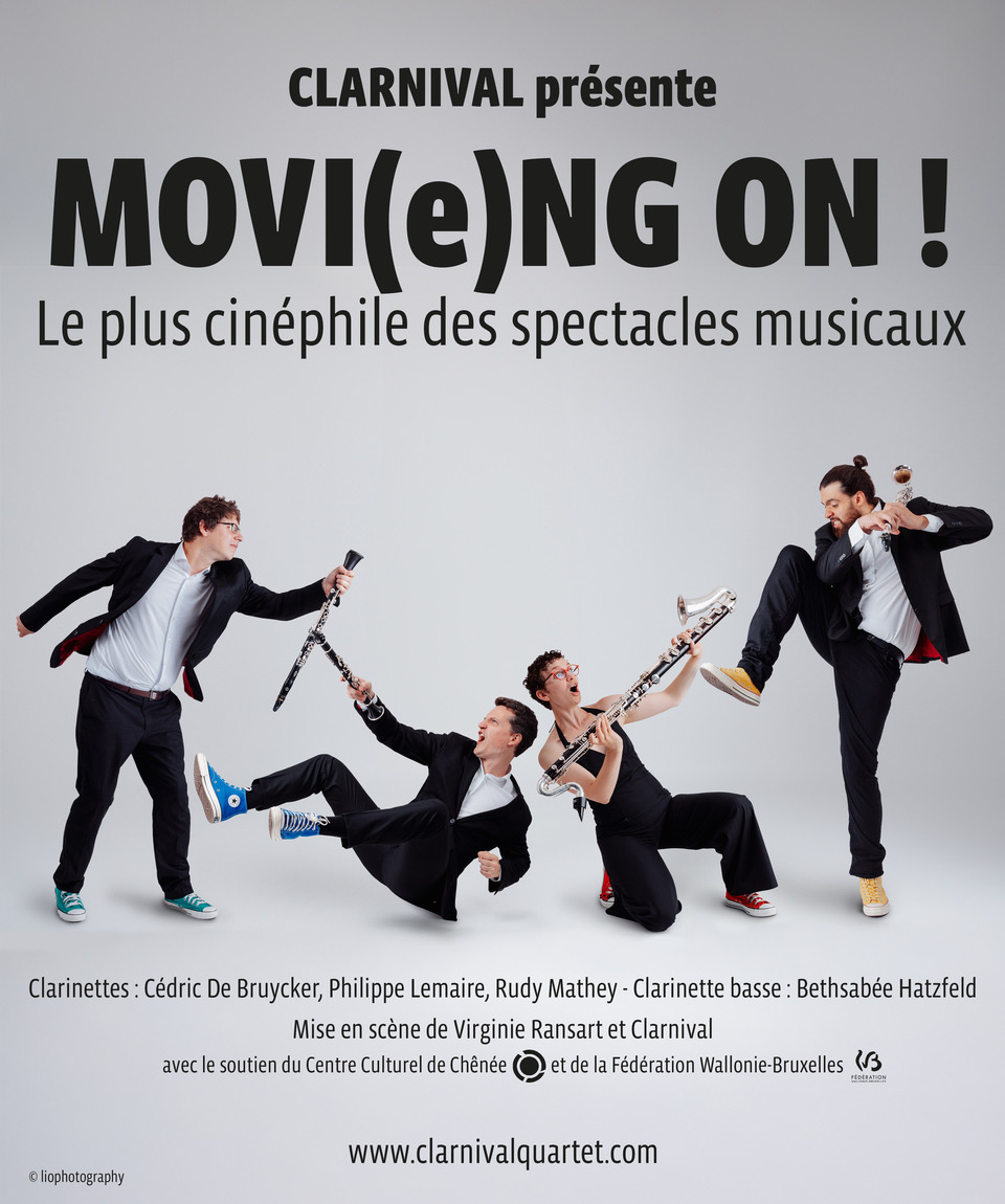 Affiche du spectacle. 4 musiciens en costume sur fond gris faisant semblant de se donner des coups de pieds. L’un d’entre eux est pratiquement au sol sur le dos tandis qu’une autre est accroupie à genoux. Ils tiennent leur clarinette en main.