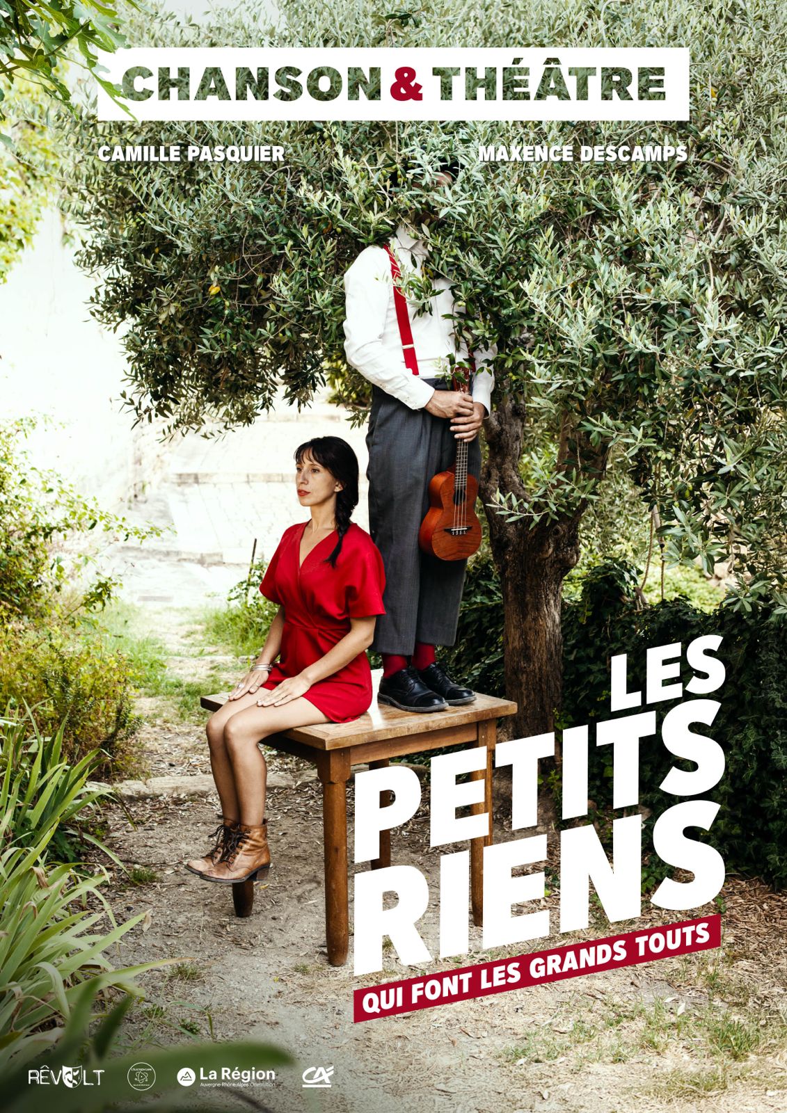 Affiche du spectacle qui est une photographie d’un homme debout sur une table où est également assise une femme. L’homme a la tête dans un arbre (un olivier) et tient un ukulélé.